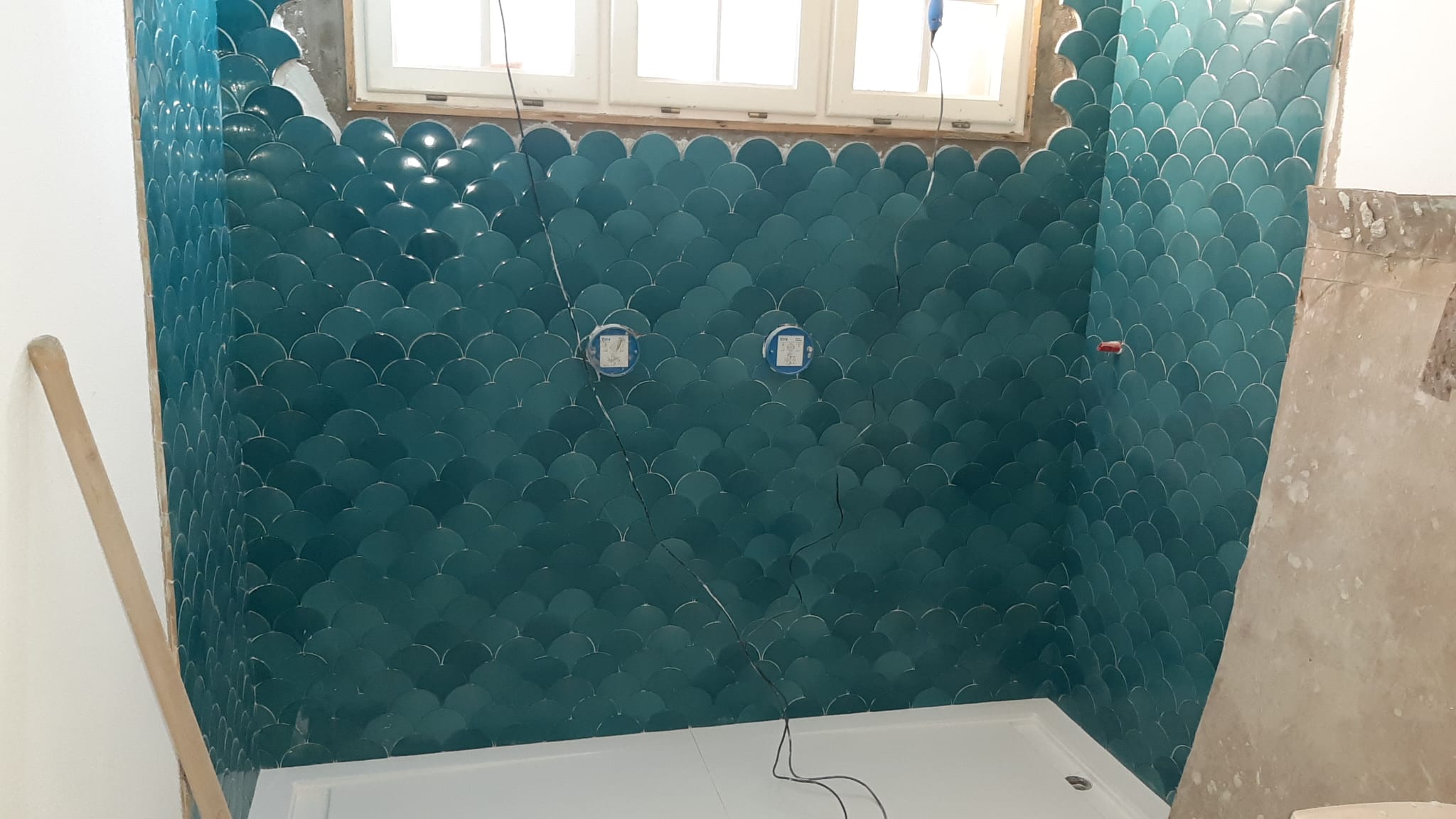 Baño con azulejos en escama