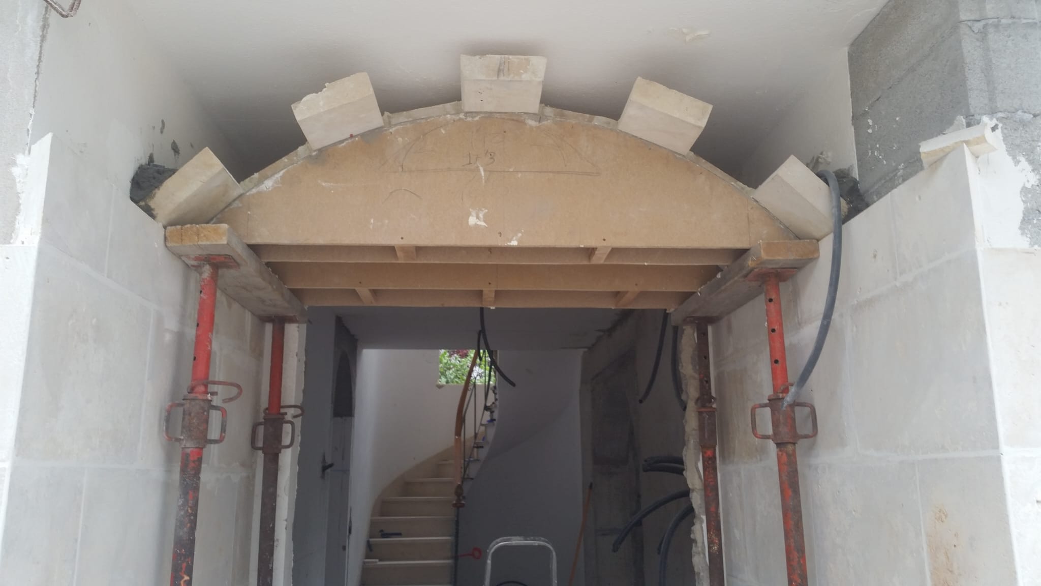 Baño con azulejos en escama