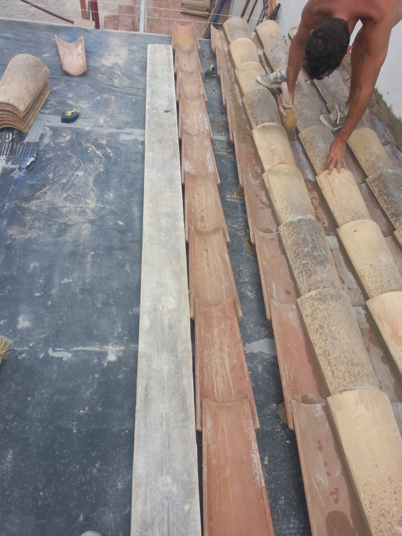 Baño con azulejos en escama