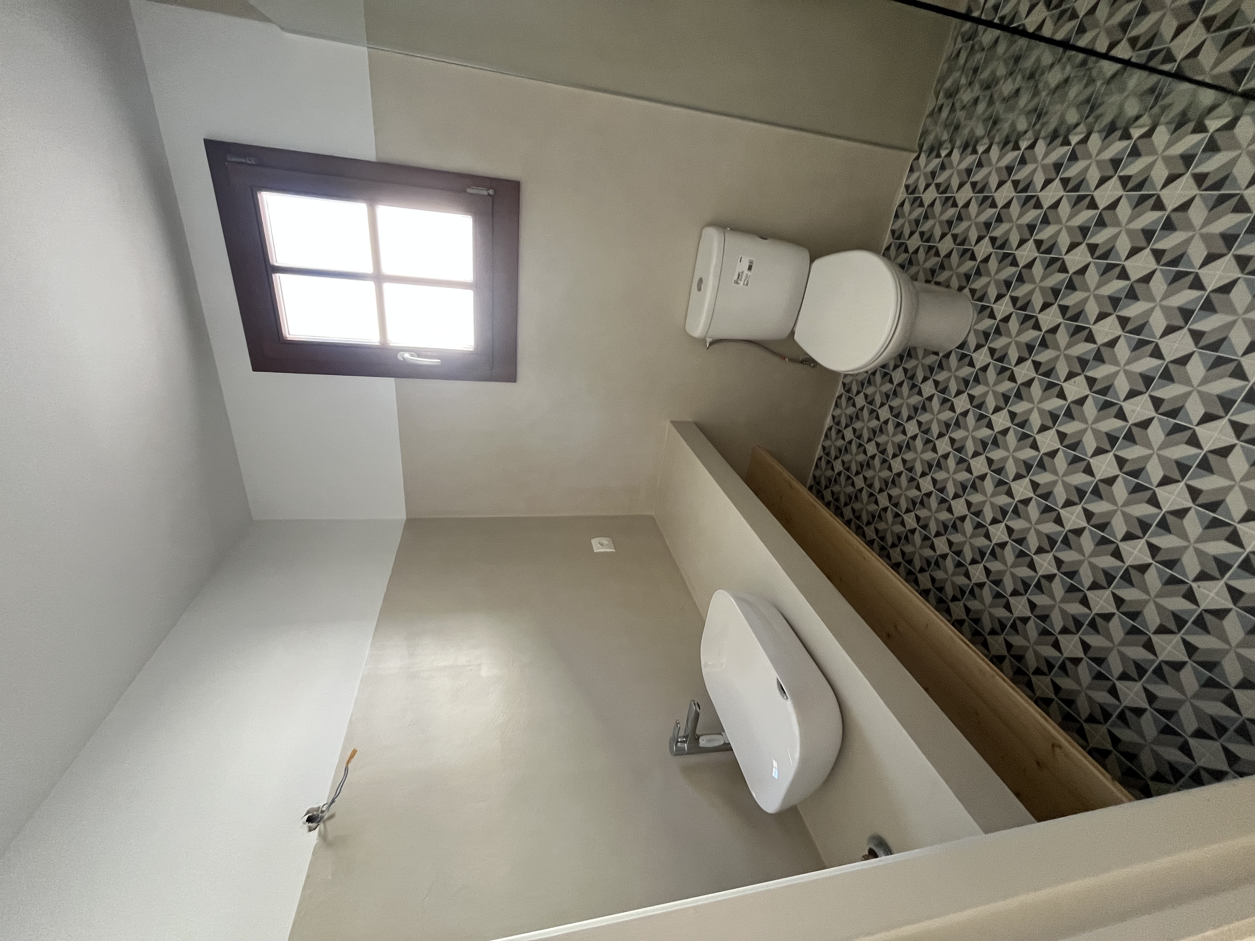 Baño con azulejos geométricos