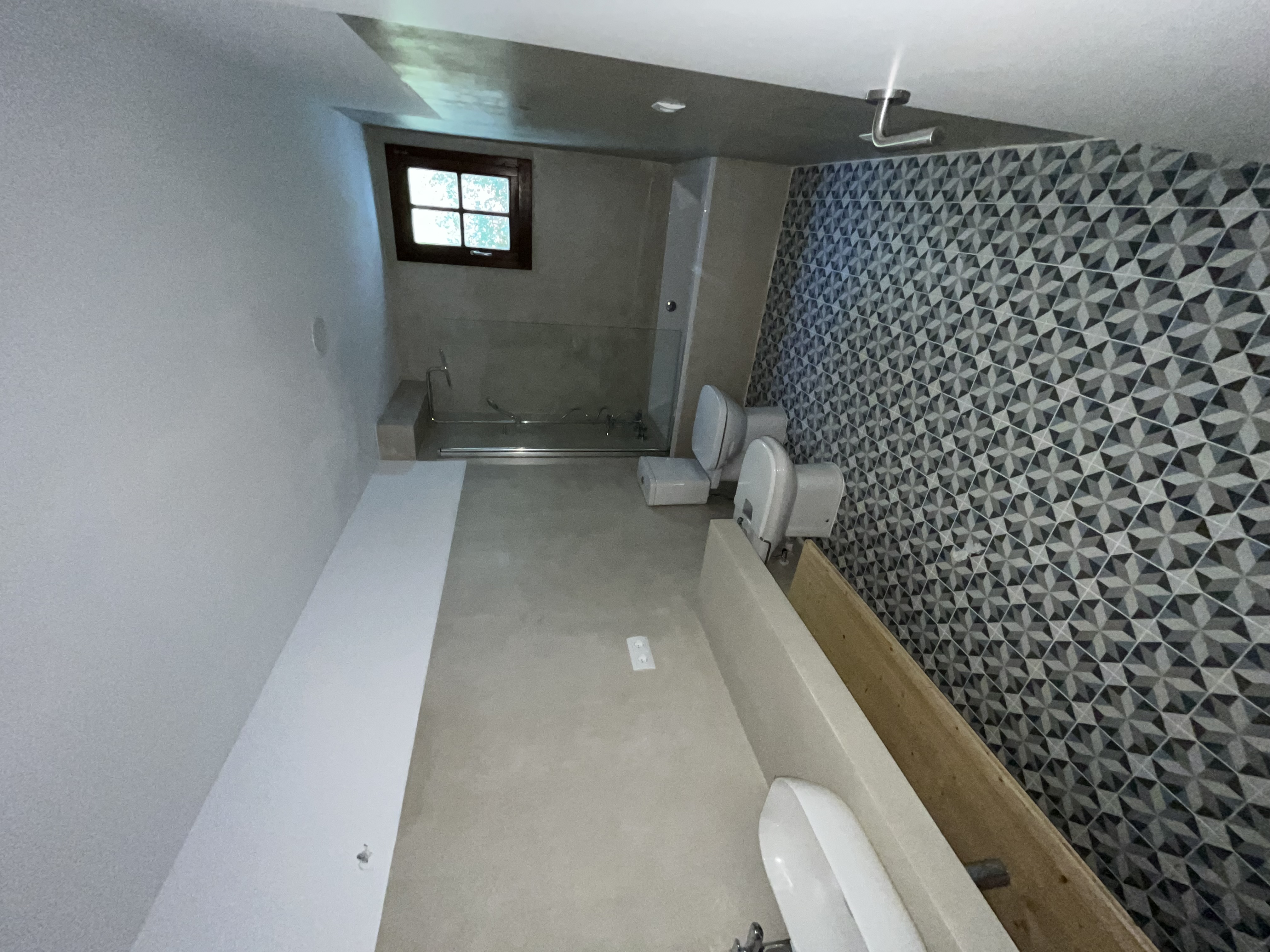 Baño con azulejos geométricos