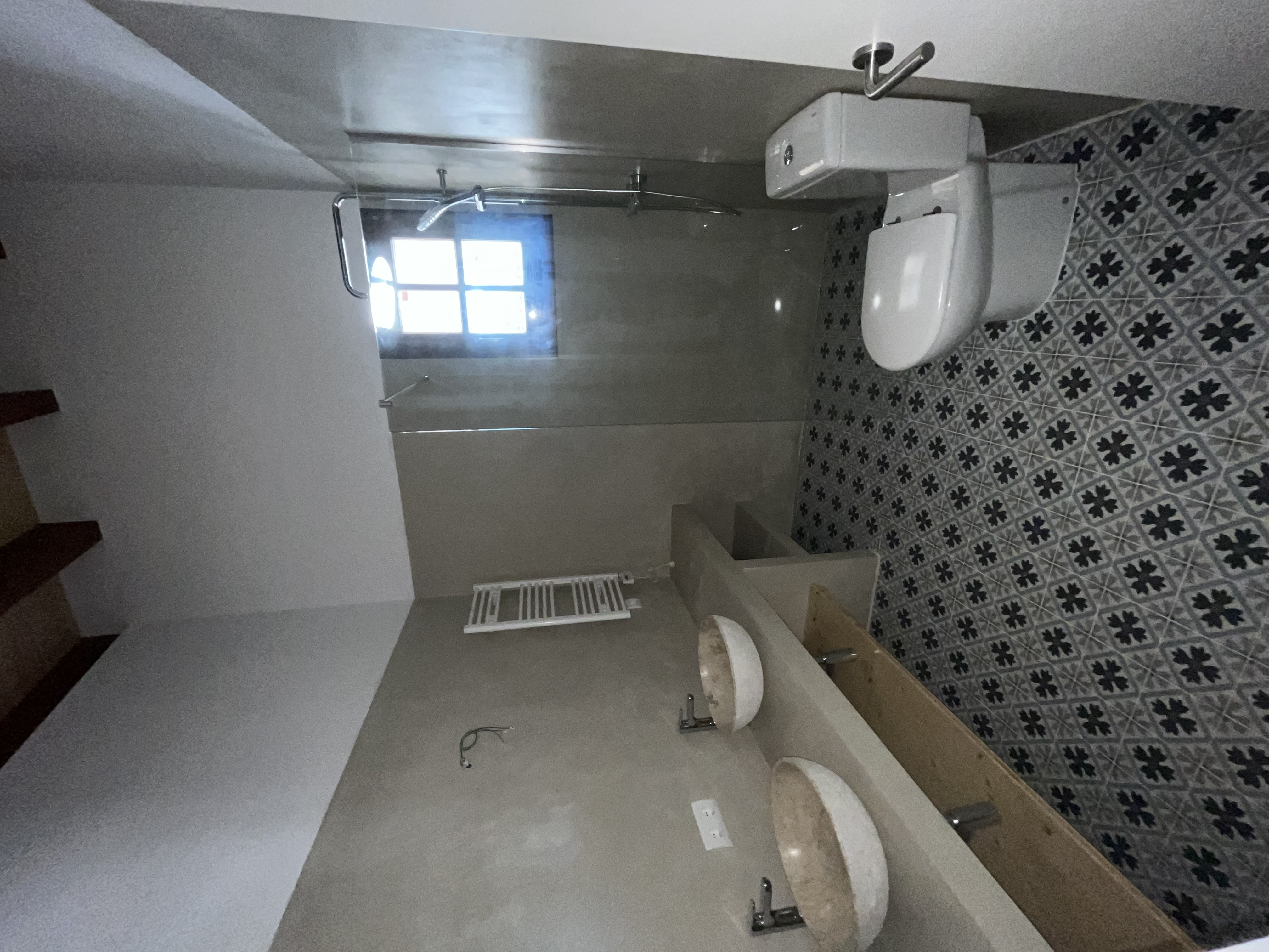 Baño con azulejos geométricos