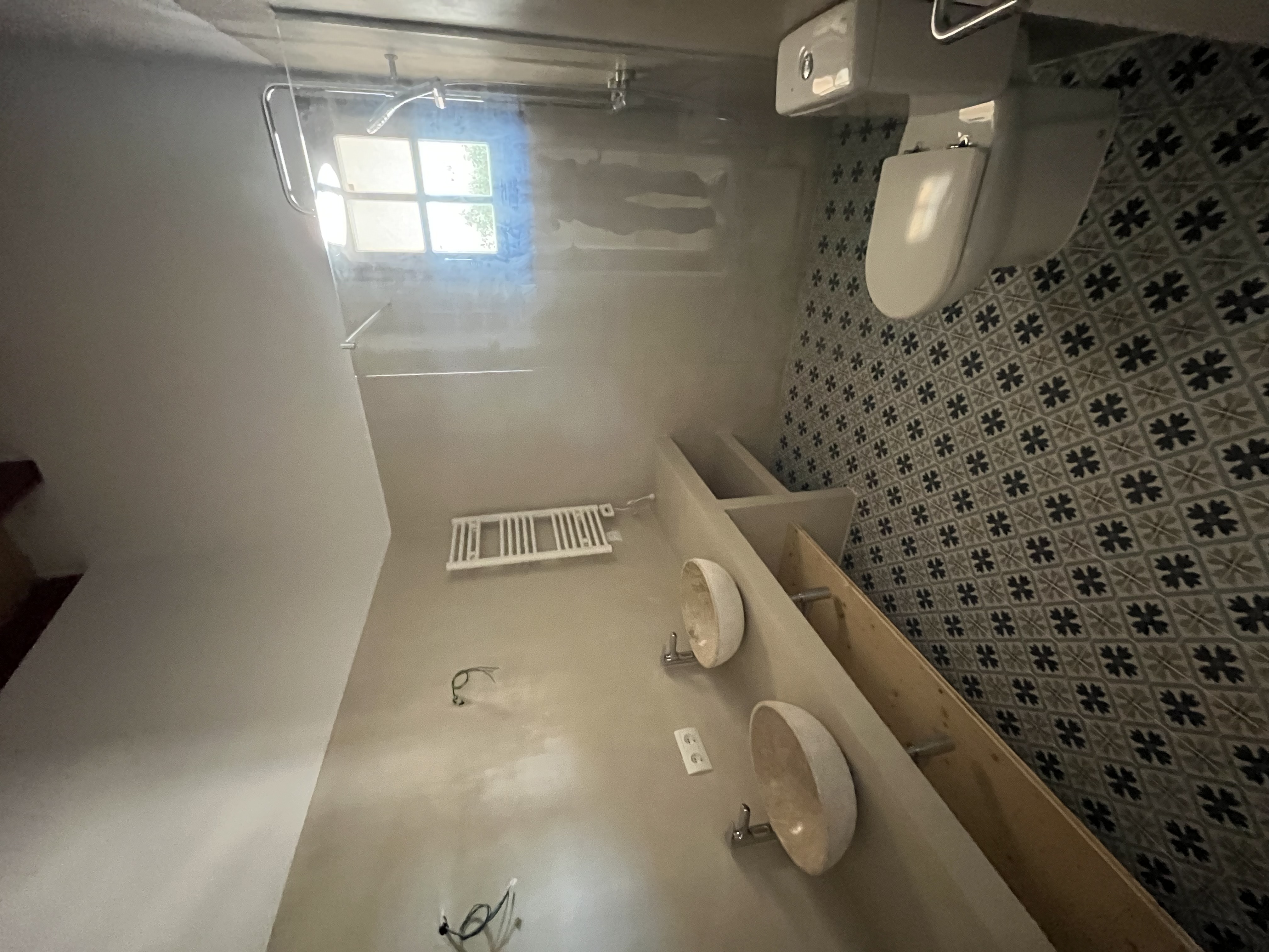 Baño con azulejos geométricos