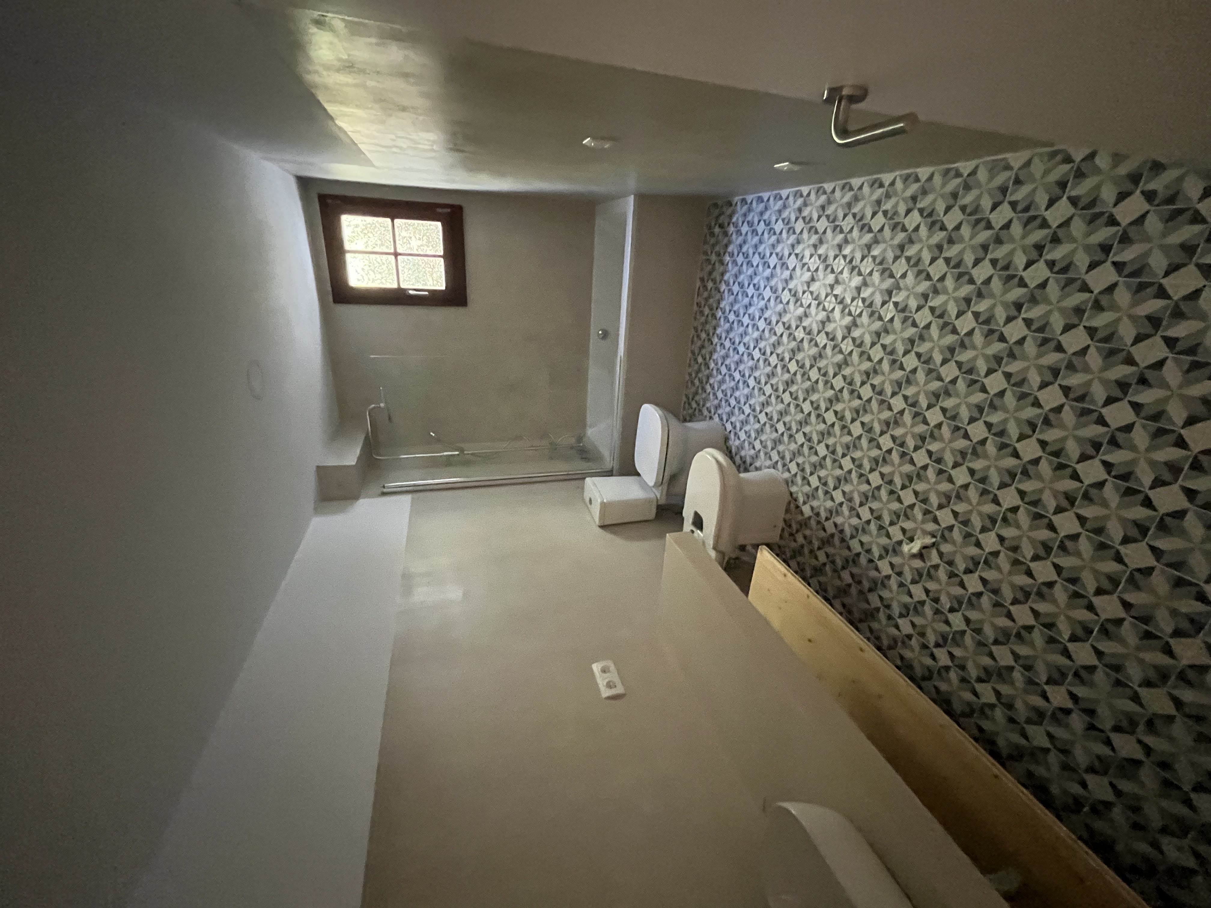 Baño con azulejos geométricos