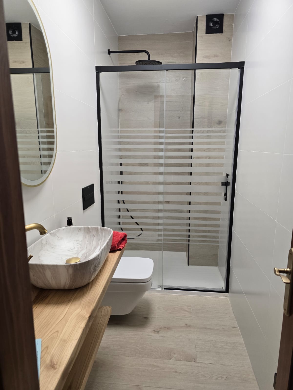 Baño reformado con acabados de calidad